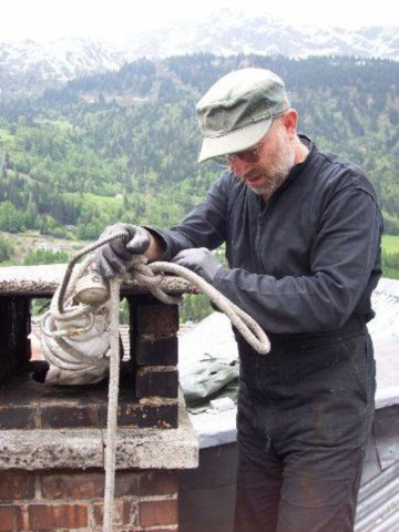 Servizi tecnici su tetti, scossaline, Velux, fotovoltaico e manutenzioni edilizie collegate a canne fumarie
